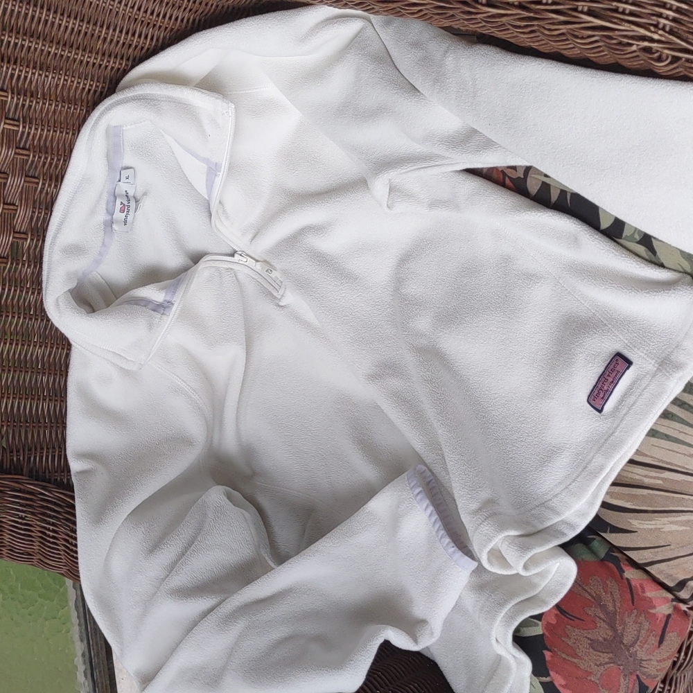 Vineyard Vines : nearly perfect condition ivory with light accents